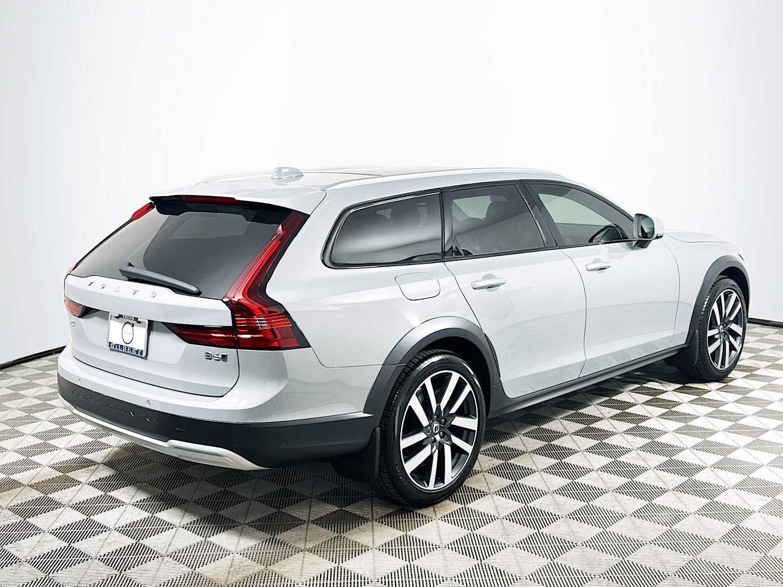 Used 2025 Volvo V90 B6 Cross Country Ultra w/ Climate Package image 7