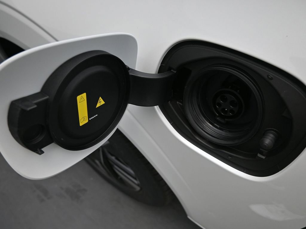 New 2026 Volvo XC60 T8 Core w/ Climate Package image 5
