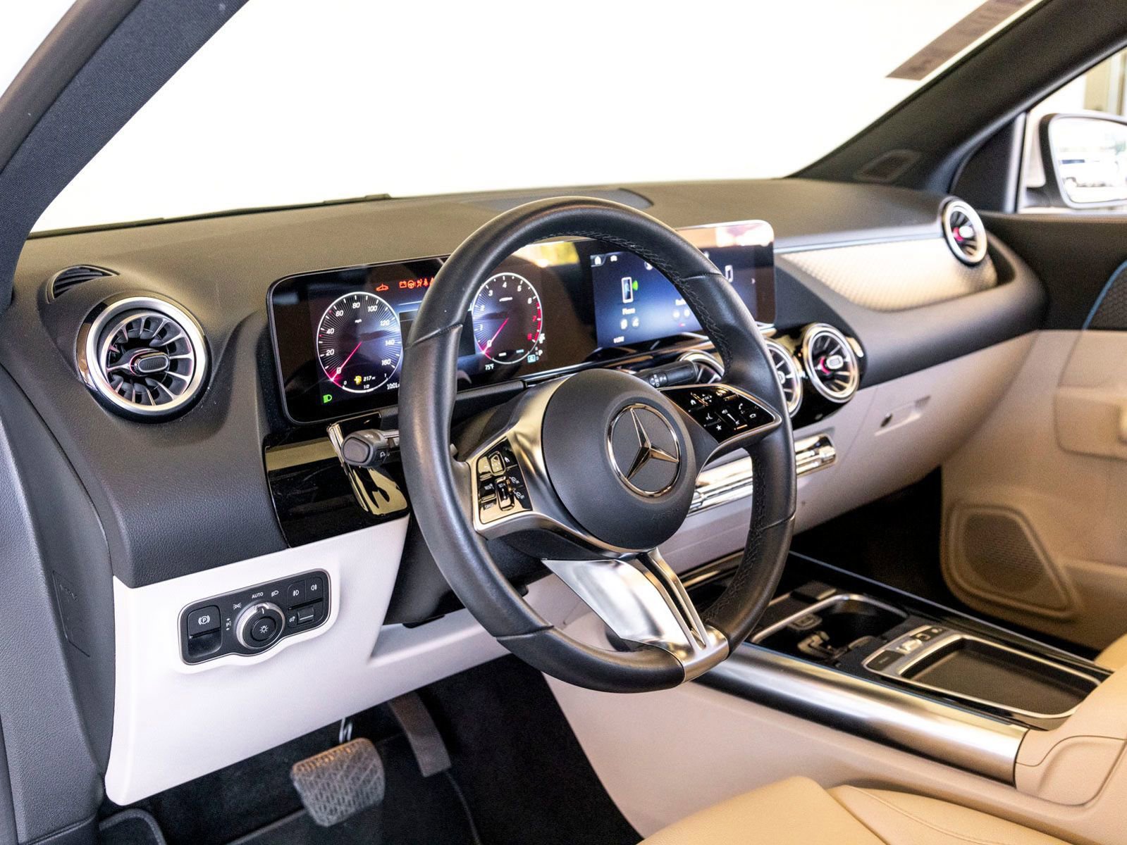 Used 2025 Mercedes-Benz GLA 250 image 16