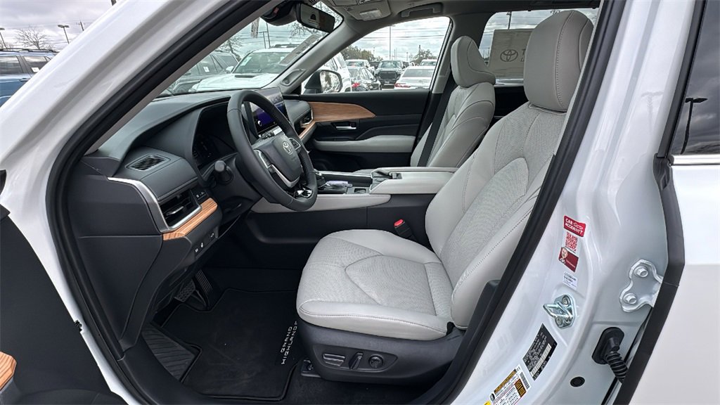New 2026 Toyota Grand Highlander Limited image 18