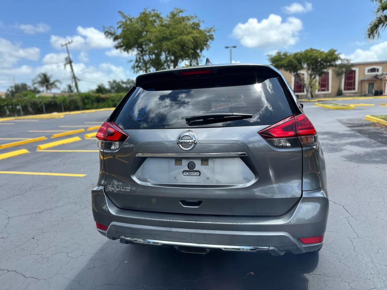 Used 2017 Nissan Rogue S image 3