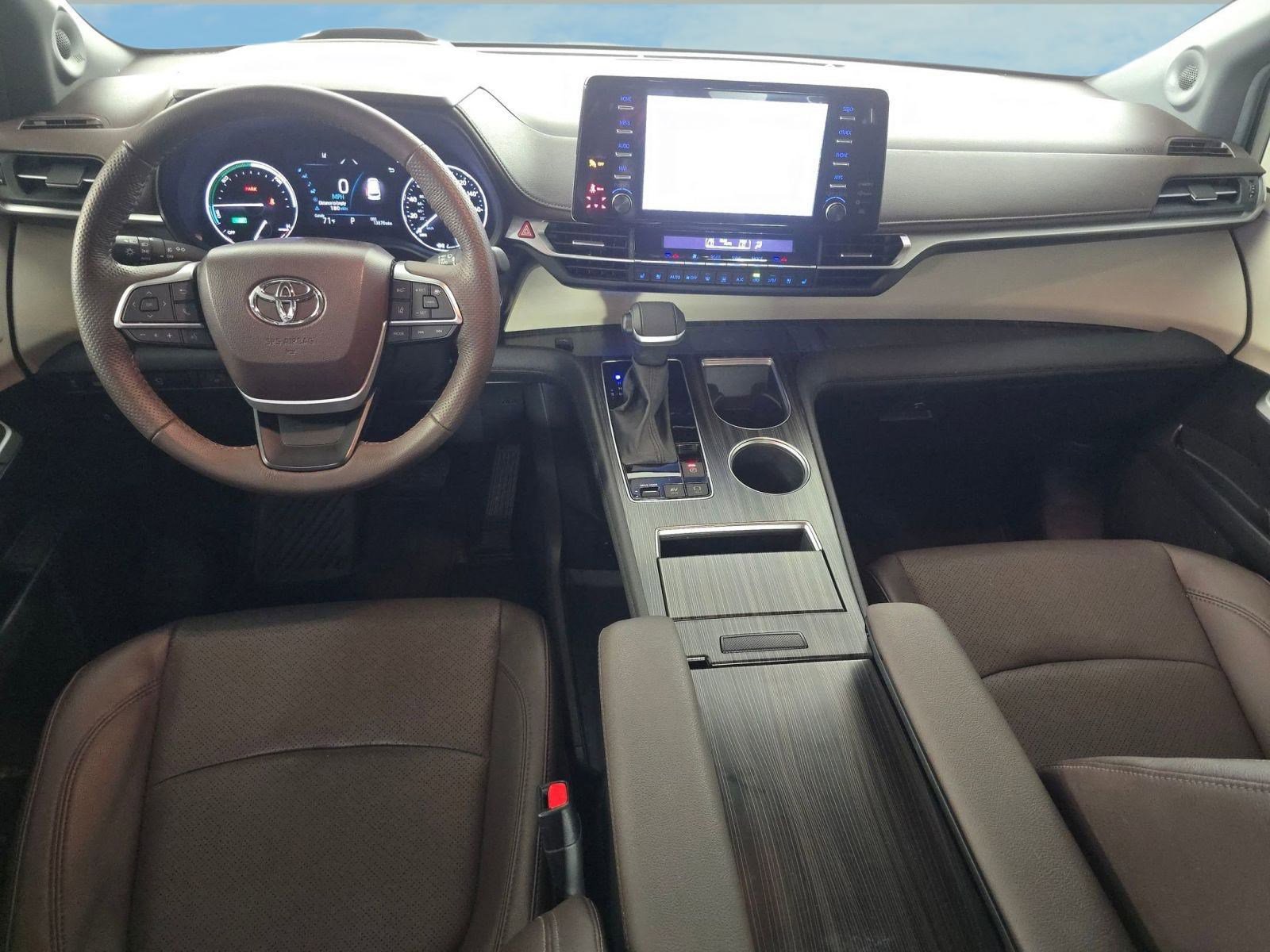 Used 2024 Toyota Sienna Platinum image 4