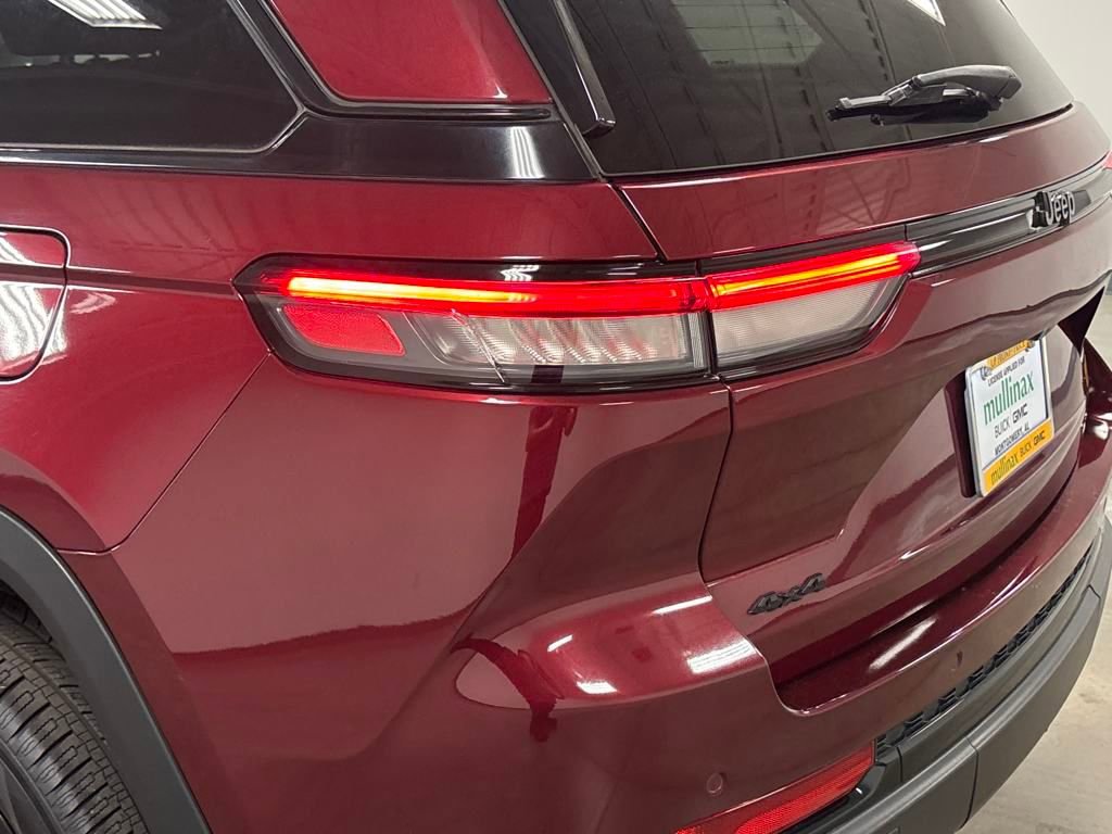 Used 2023 Jeep Grand Cherokee Altitude image 14