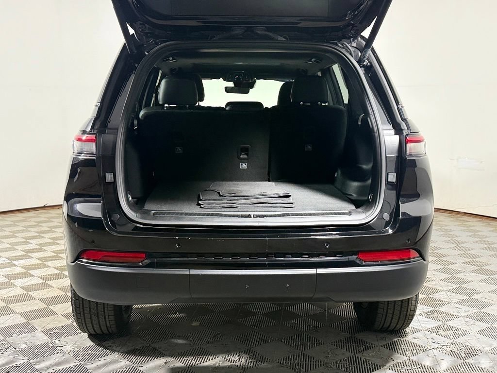 Used 2025 Jeep Grand Cherokee Altitude AWD/4WD image 6
