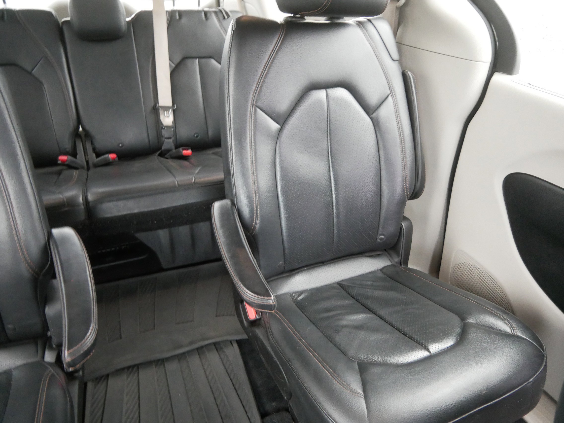 Used 2020 Chrysler Pacifica Touring-L FWD image 14