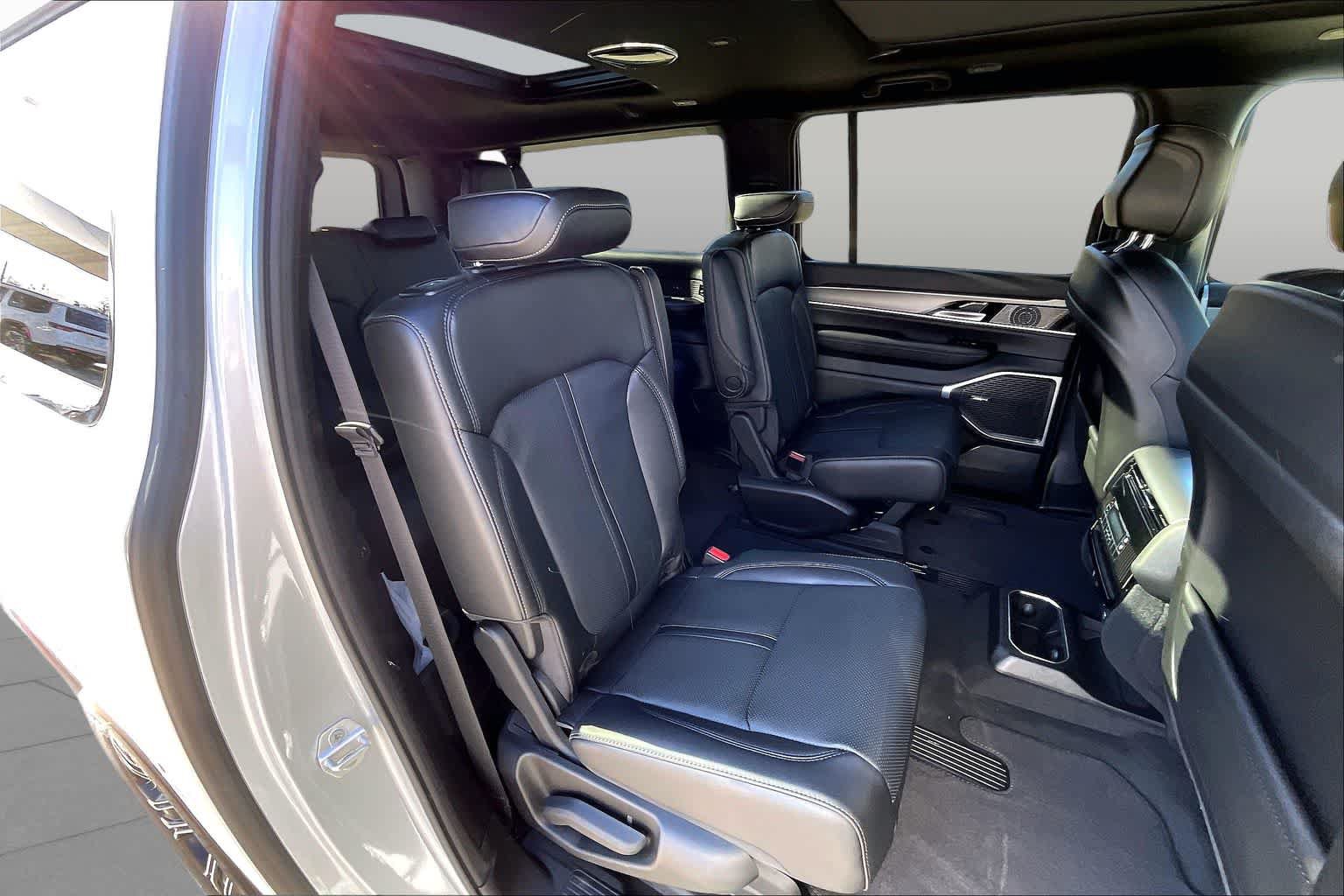 New 2026 Jeep Grand Wagoneer L 4WD w/ Premium Group I image 21
