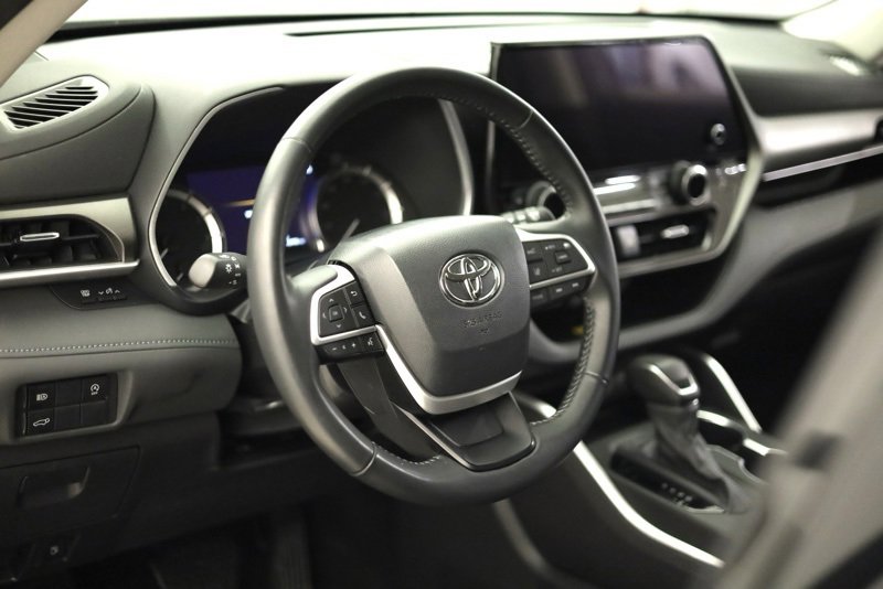 Used 2023 Toyota Highlander XLE image 12