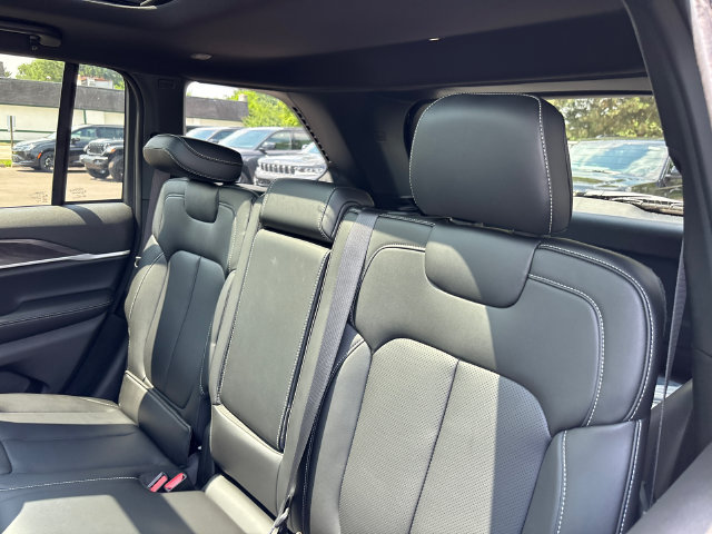 New 2026 Jeep Grand Cherokee Limited w/ Luxury Tech Group II AWD/4WD image 8