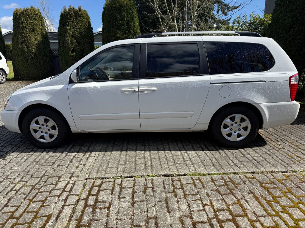 Used 2010 Kia Sedona LX image 4