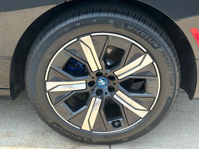 Used 2023 BMW iX xDrive50 w/ Sport Package AWD/4WD image 31