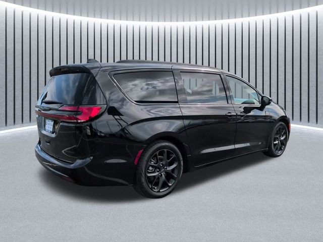 Used 2025 Chrysler Pacifica Limited FWD image 4