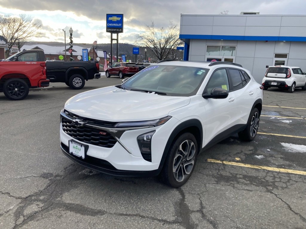 Used 2025 Chevrolet Trax RS w/ Sunroof Package image 3