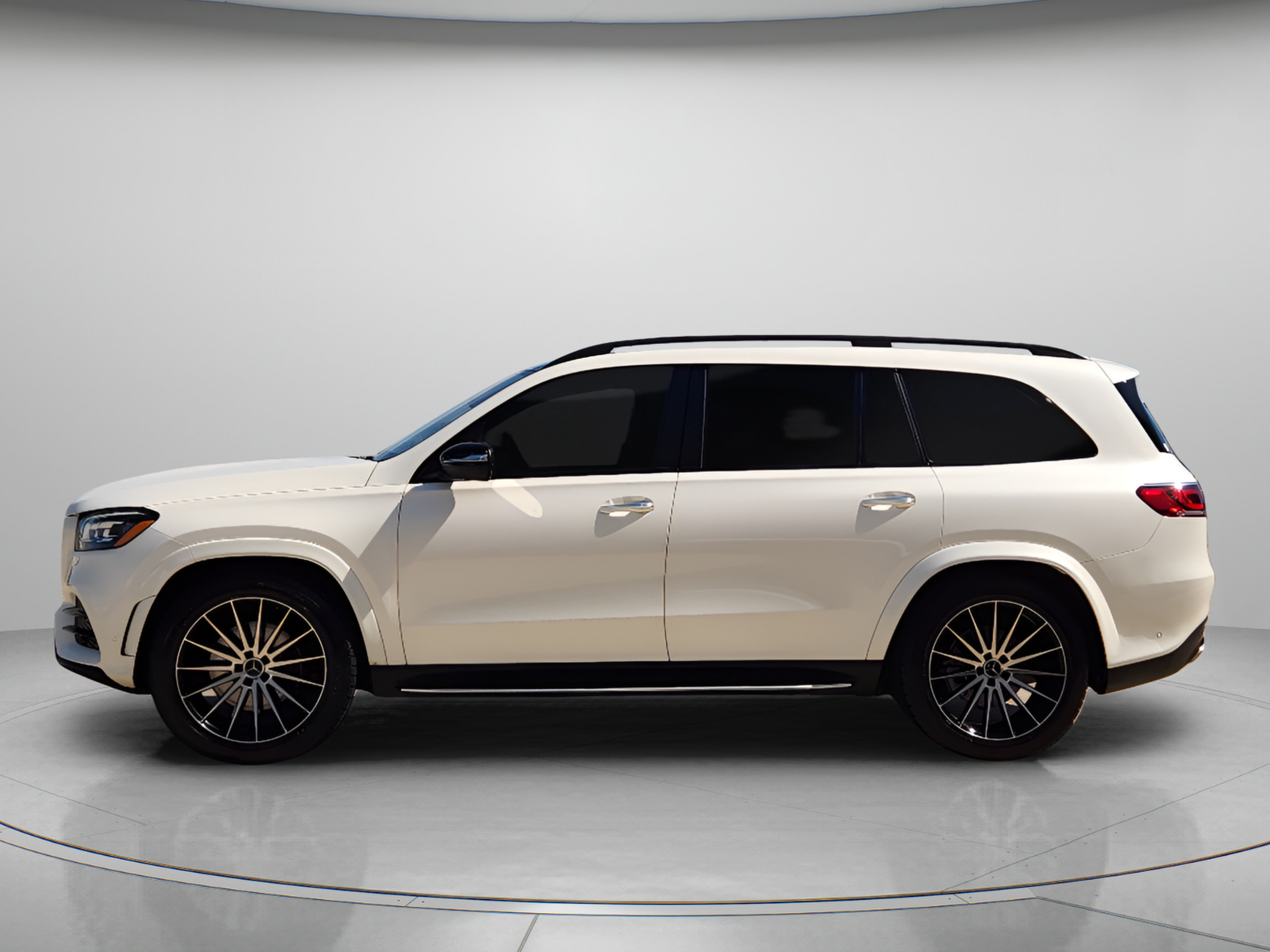 Used 2021 Mercedes-Benz GLS 580 4MATIC image 2