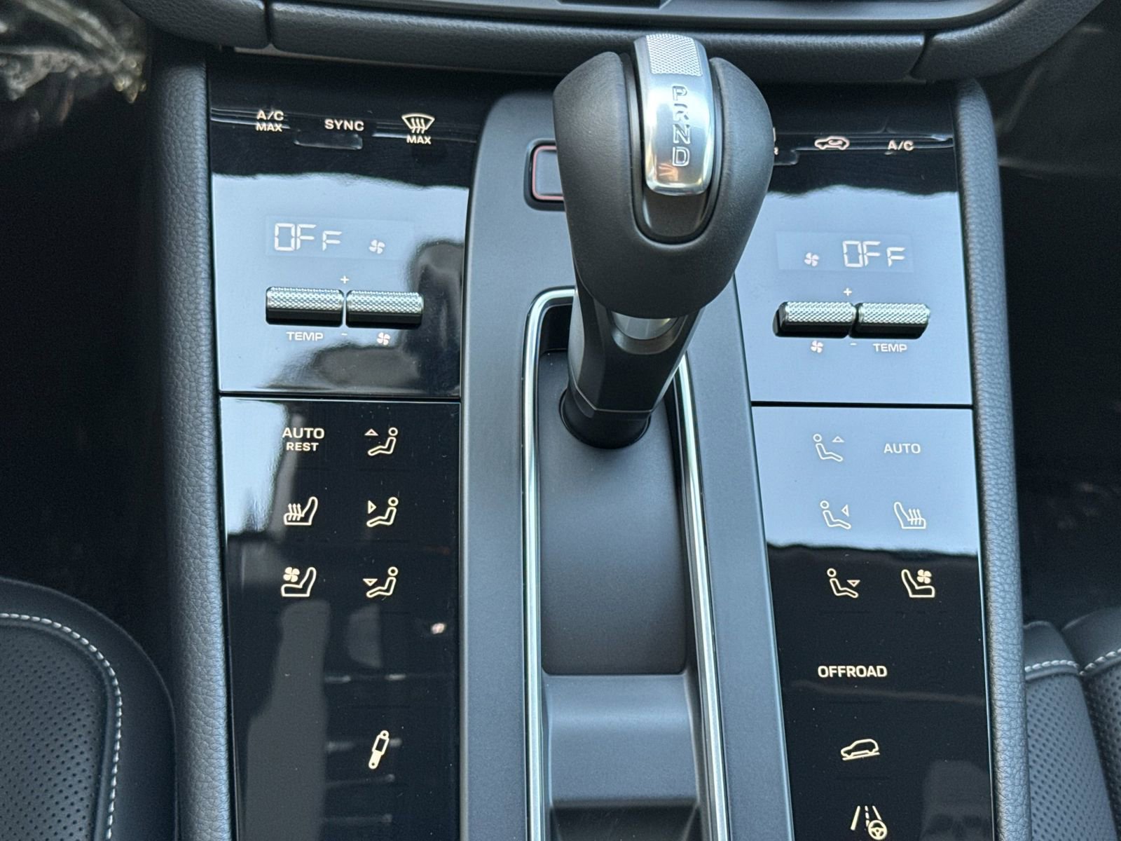 New 2026 Porsche Macan Turbo image 25