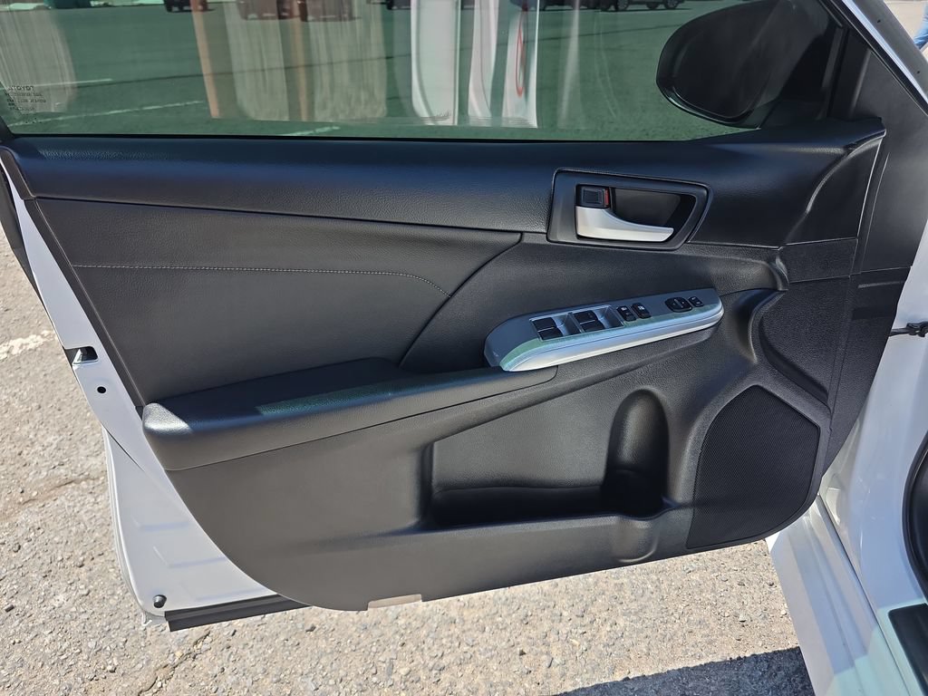 Used 2014 Toyota Camry SE w/ Leather Package FWD image 12