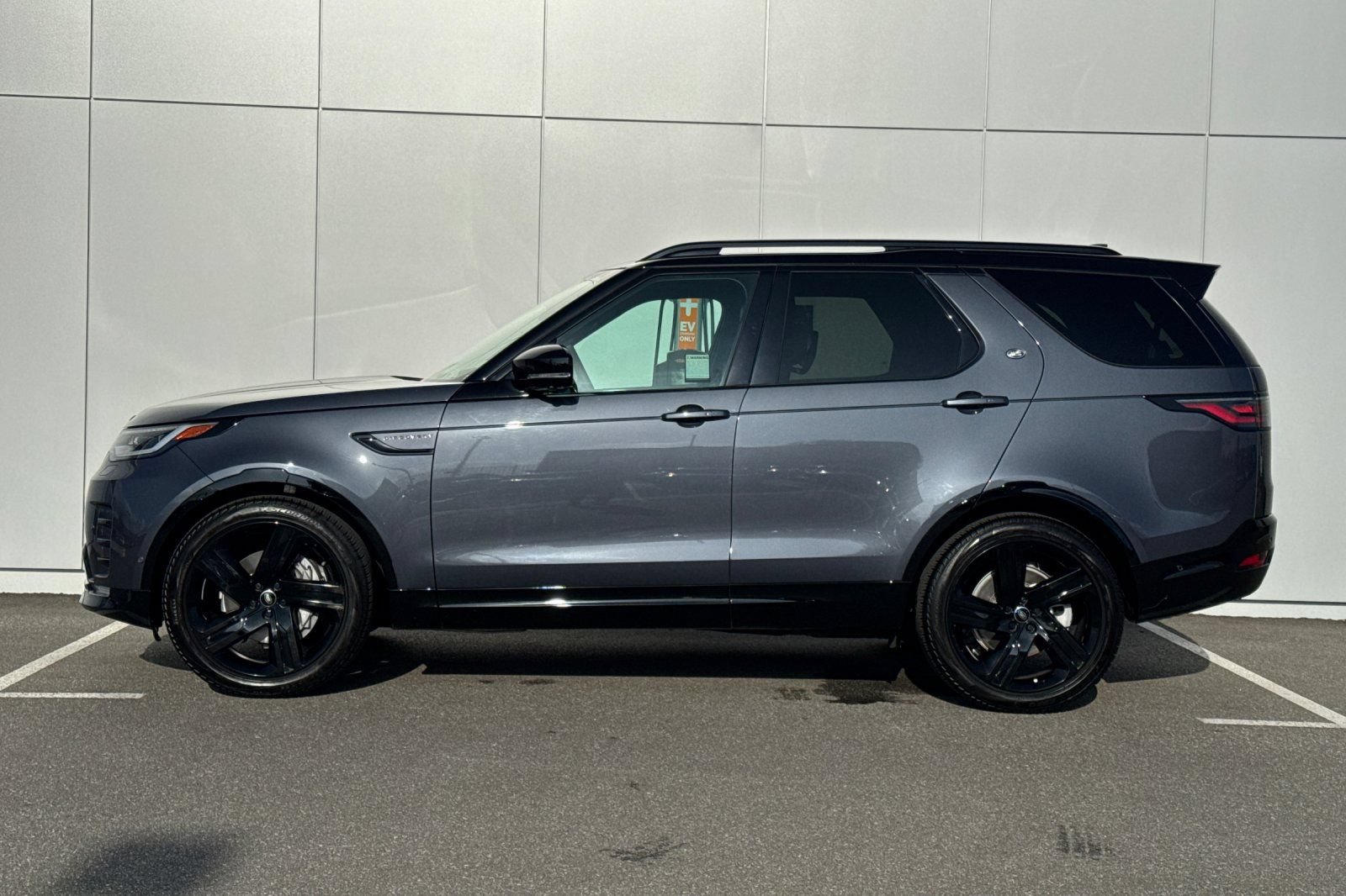 Used 2025 Land Rover Discovery Dynamic SE AWD/4WD image 2