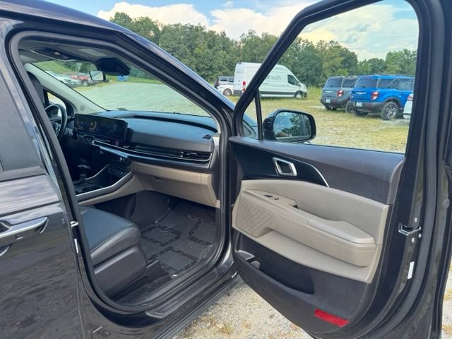 Used 2025 Kia Carnival FWD image 15