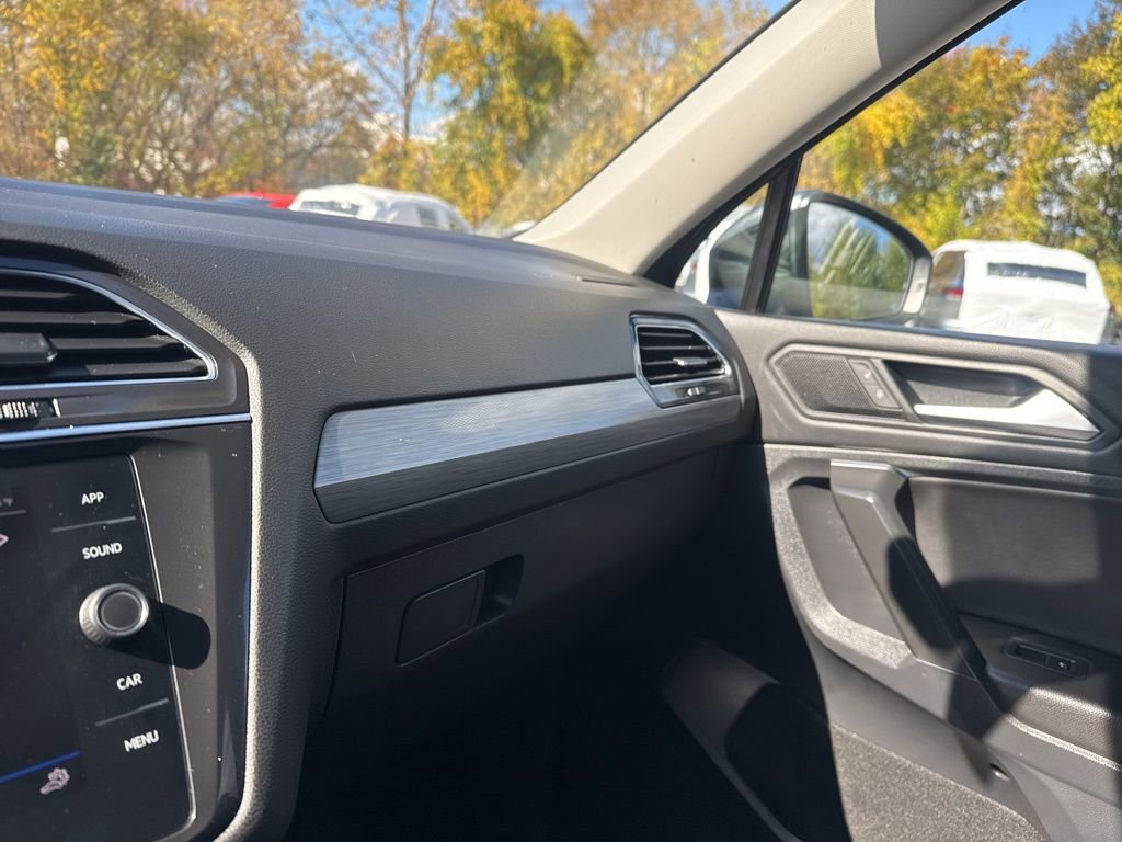 Used 2021 Volkswagen Tiguan SE image 40