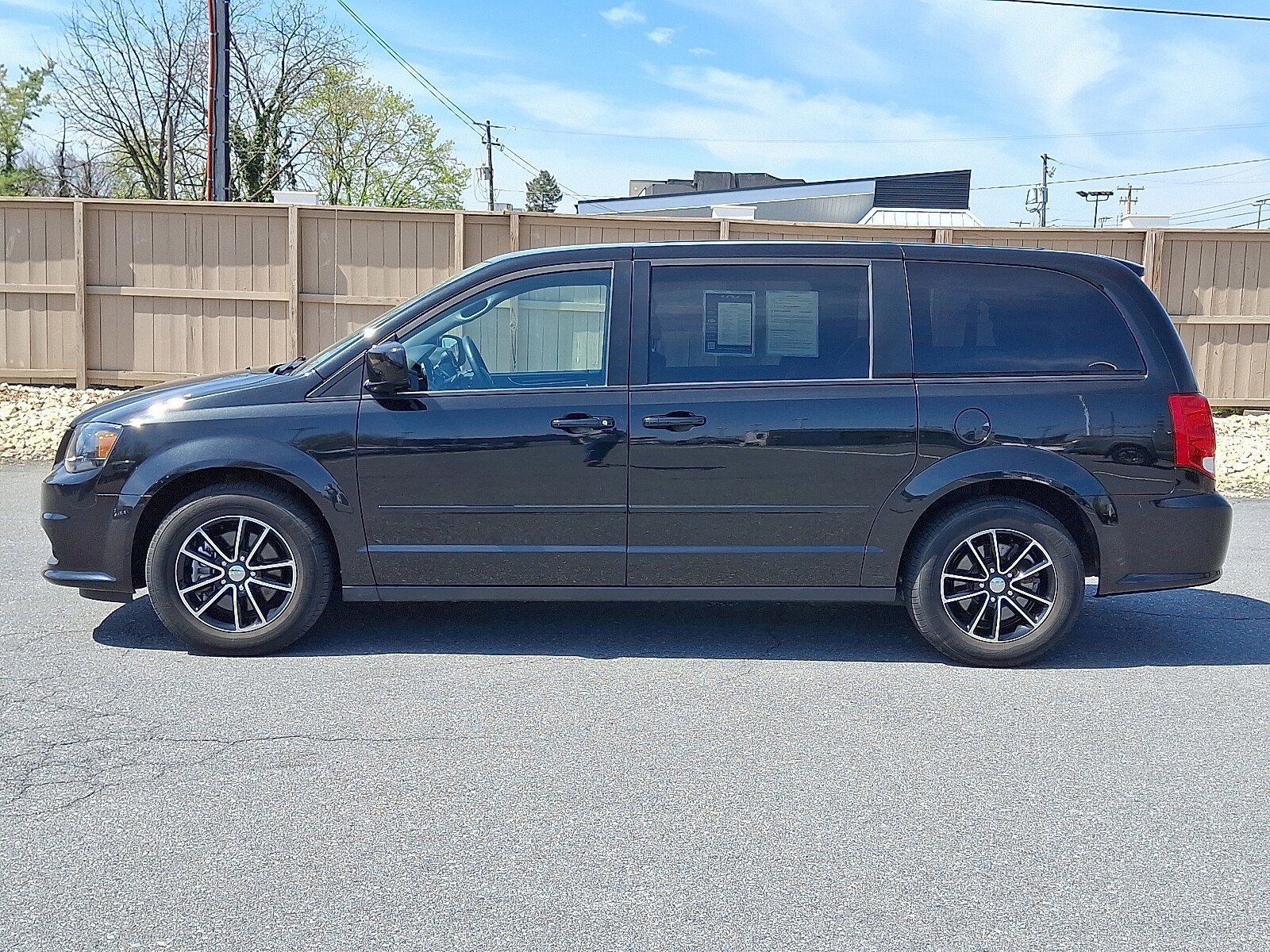 Used 2017 Dodge Grand Caravan SXT w/ Driver Convenience Group image 8