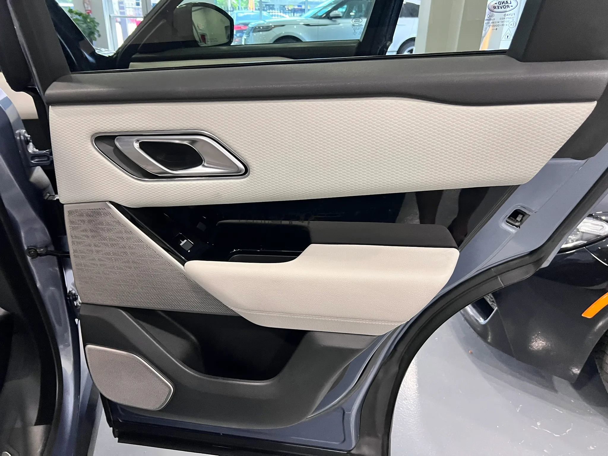 Used 2019 Land Rover Range Rover Velar R-Dynamic SE AWD/4WD image 30