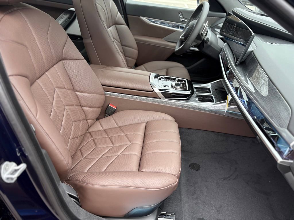Used 2025 BMW 760i xDrive w/ Luxury Rear Seating Package image 23