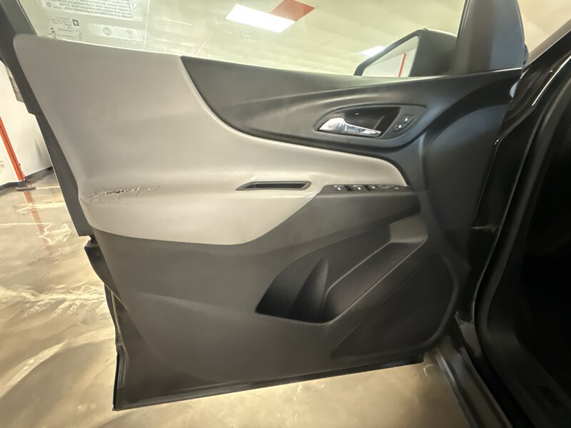 Used 2020 Chevrolet Equinox LS w/ LS Convenience Package FWD image 12
