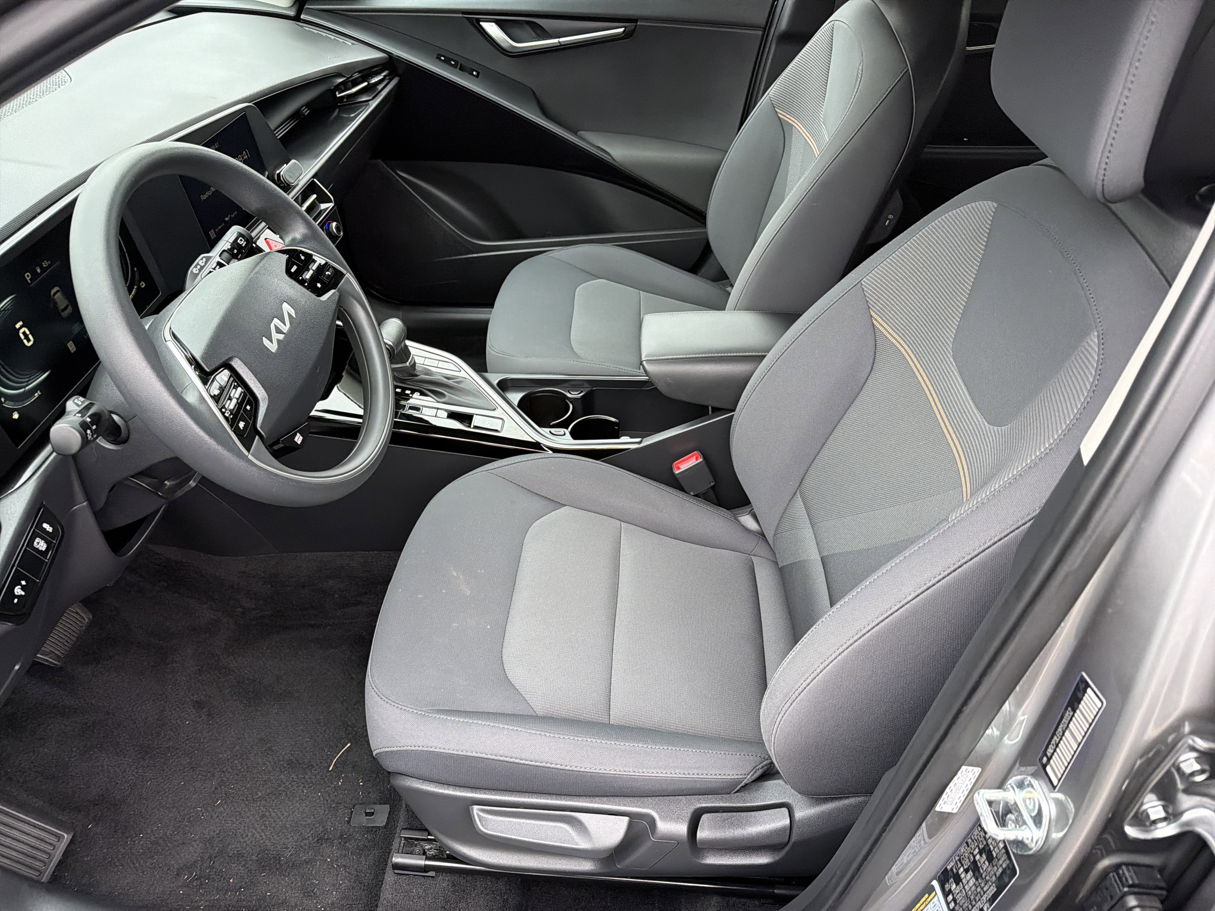 Used 2023 Kia Niro LX image 9