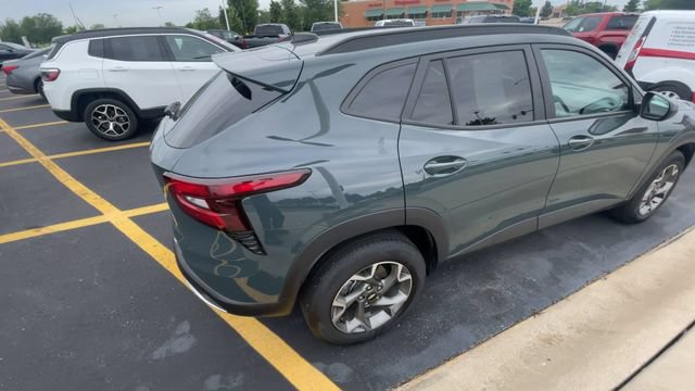 Used 2025 Chevrolet Trax LT FWD image 2