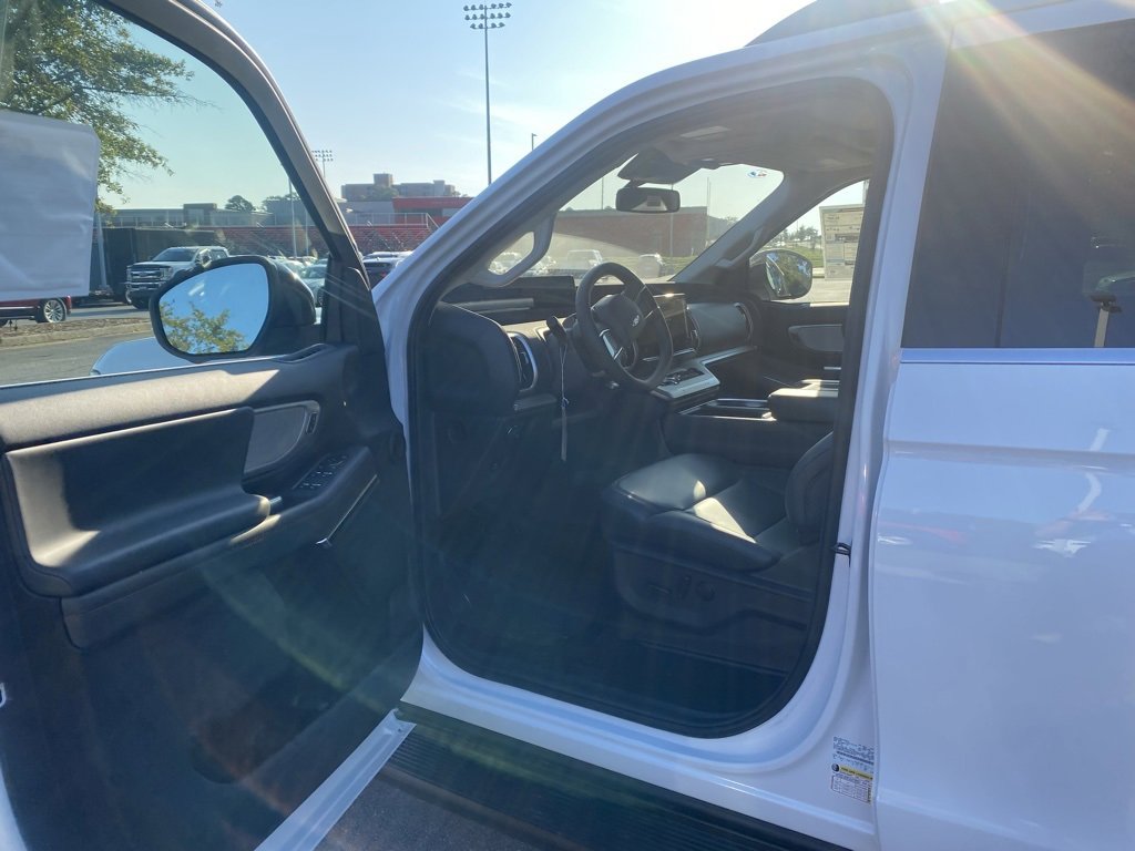 New 2025 Ford Expedition Active image 10