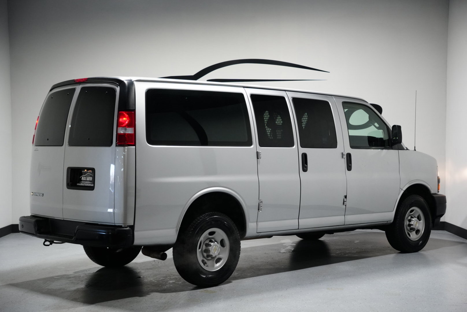 Used 2024 Chevrolet Express 2500 w/ Driver Convenience Package image 7