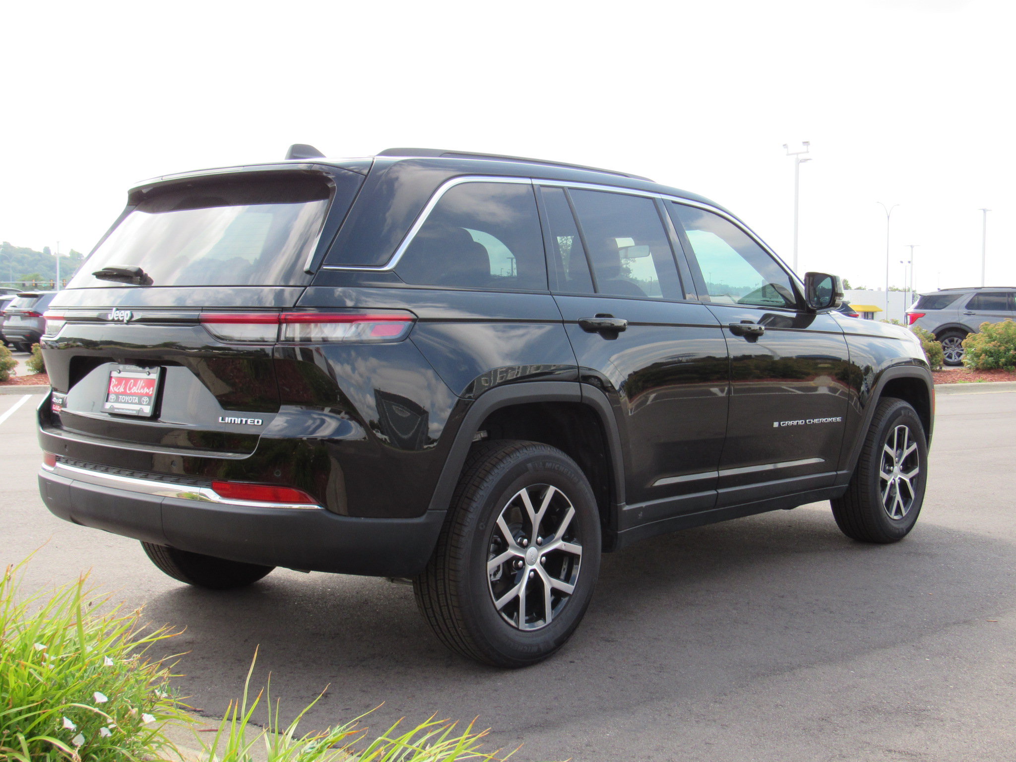 Used 2025 Jeep Grand Cherokee Limited AWD/4WD image 7