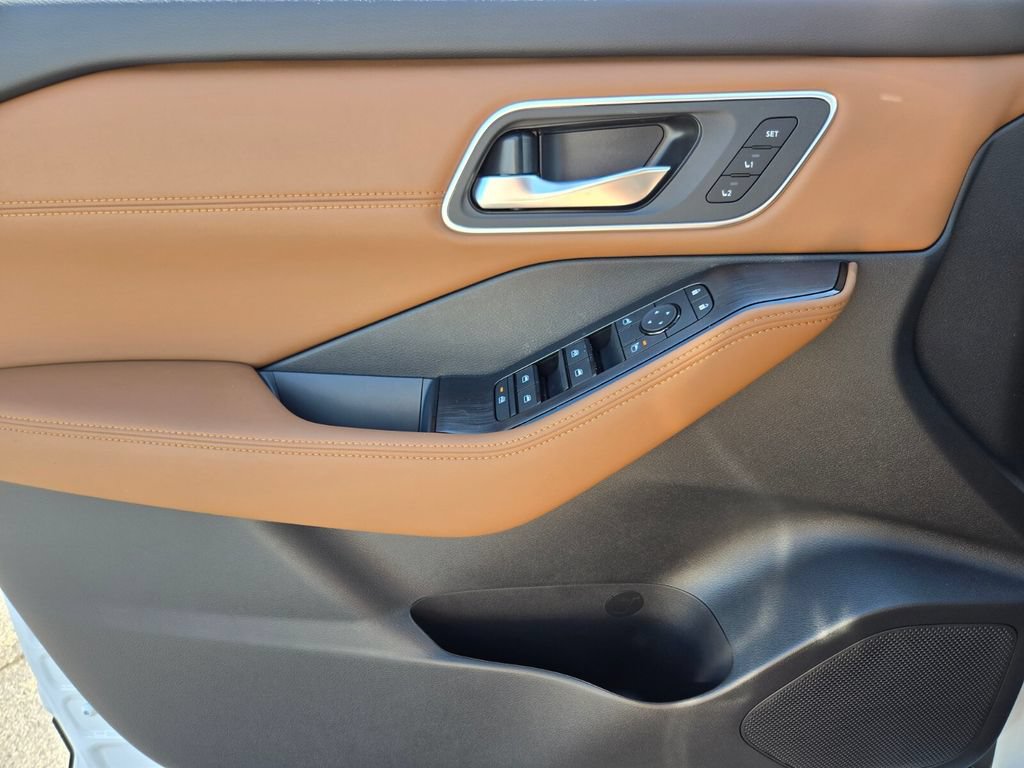 New 2026 Nissan Rogue Platinum AWD/4WD image 13