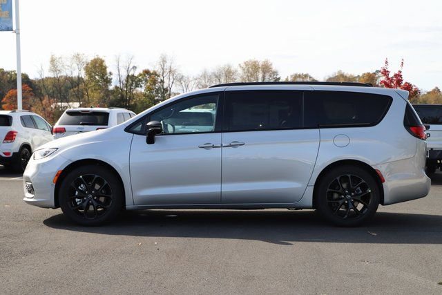 New 2026 Chrysler Pacifica Limited w/ S Appearance Package image 3