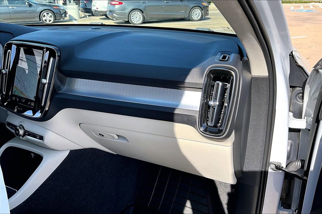 Used 2021 Volvo XC40 T5 Momentum w/ Premium Package image 18