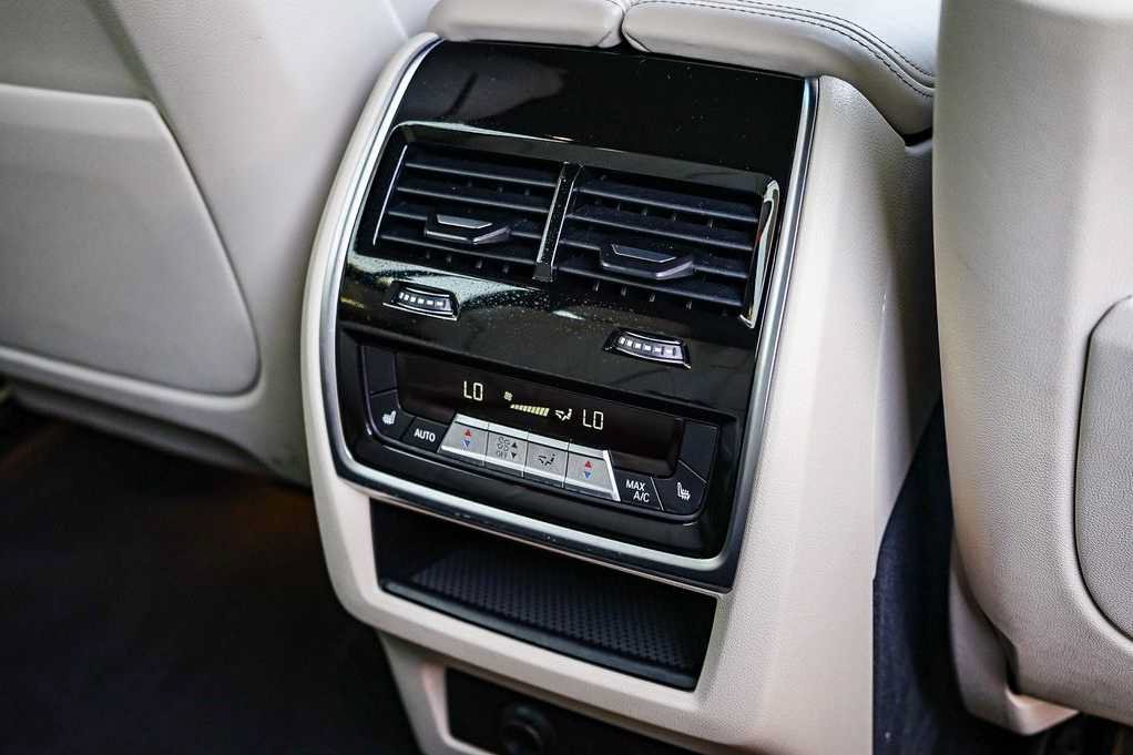 Used 2022 BMW X7 M50i w/ Dynamic Handling Package AWD/4WD image 16