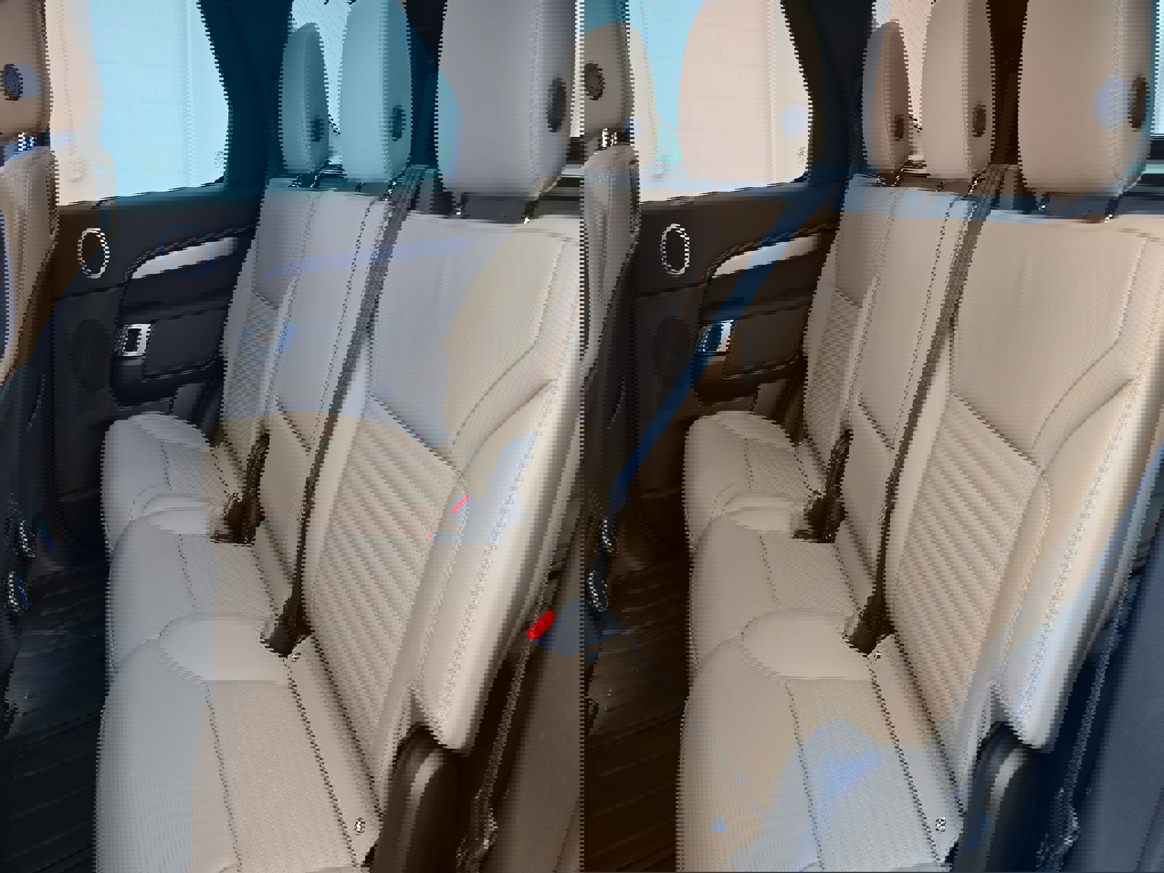 Certified 2025 Land Rover Discovery Dynamic SE image 15