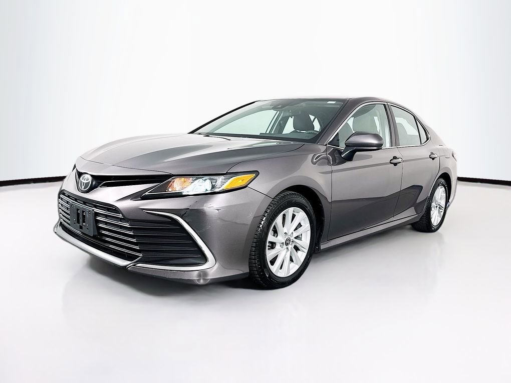 Used 2021 Toyota Camry LE image 3