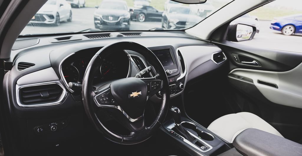 Used 2020 Chevrolet Equinox LT image 2