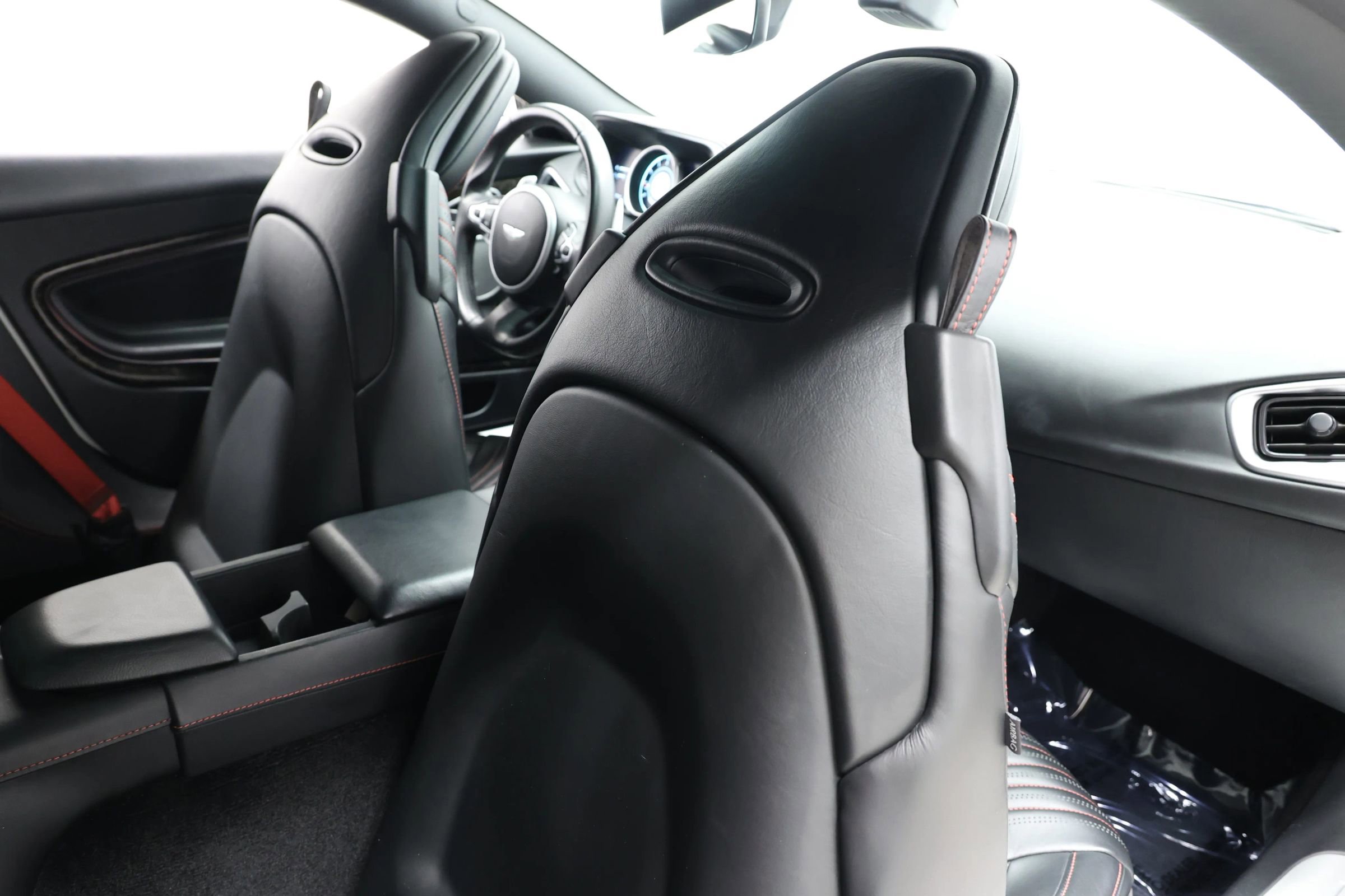 Used 2018 Aston Martin DB11 Coupe image 63