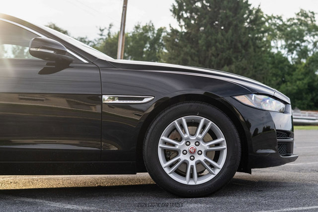 Used 2018 Jaguar XE Premium AWD/4WD image 11