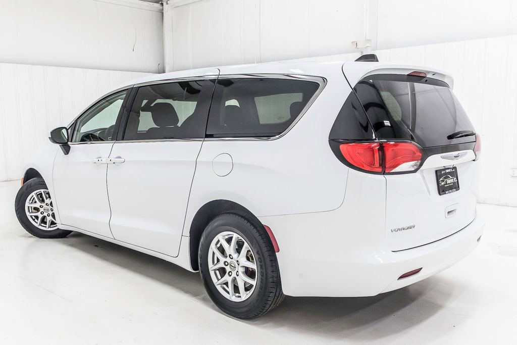 Used 2022 Chrysler Voyager LX image 4