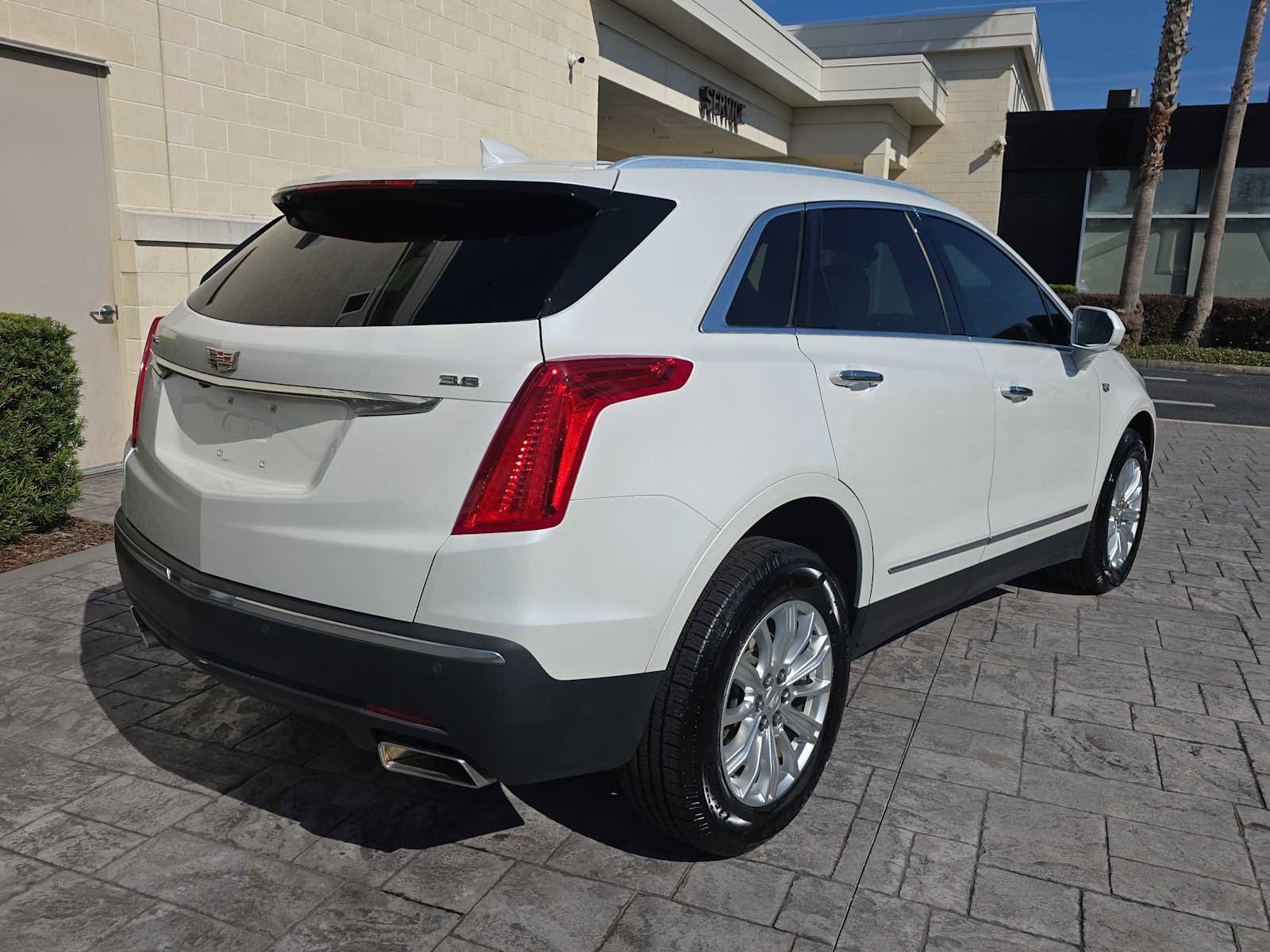Used 2017 Cadillac XT5 FWD image 3