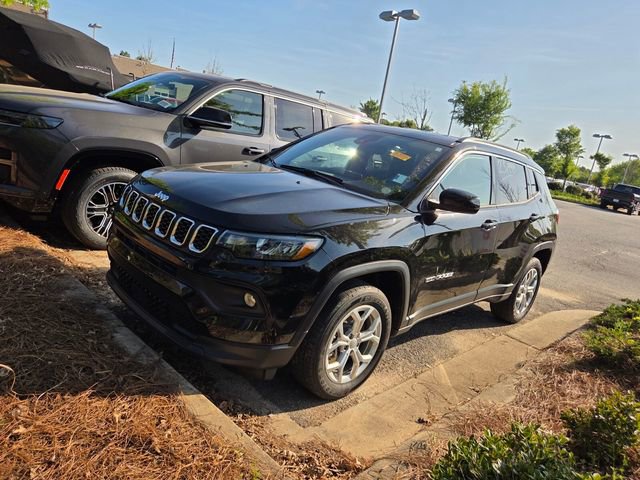 Used 2024 Jeep Compass Latitude image 3