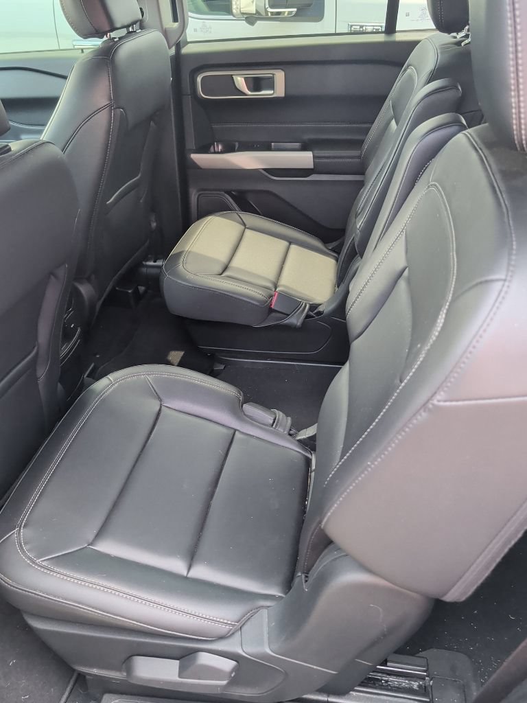 Used 2024 Ford Explorer XLT w/ Equipment Group 202A RWD image 8