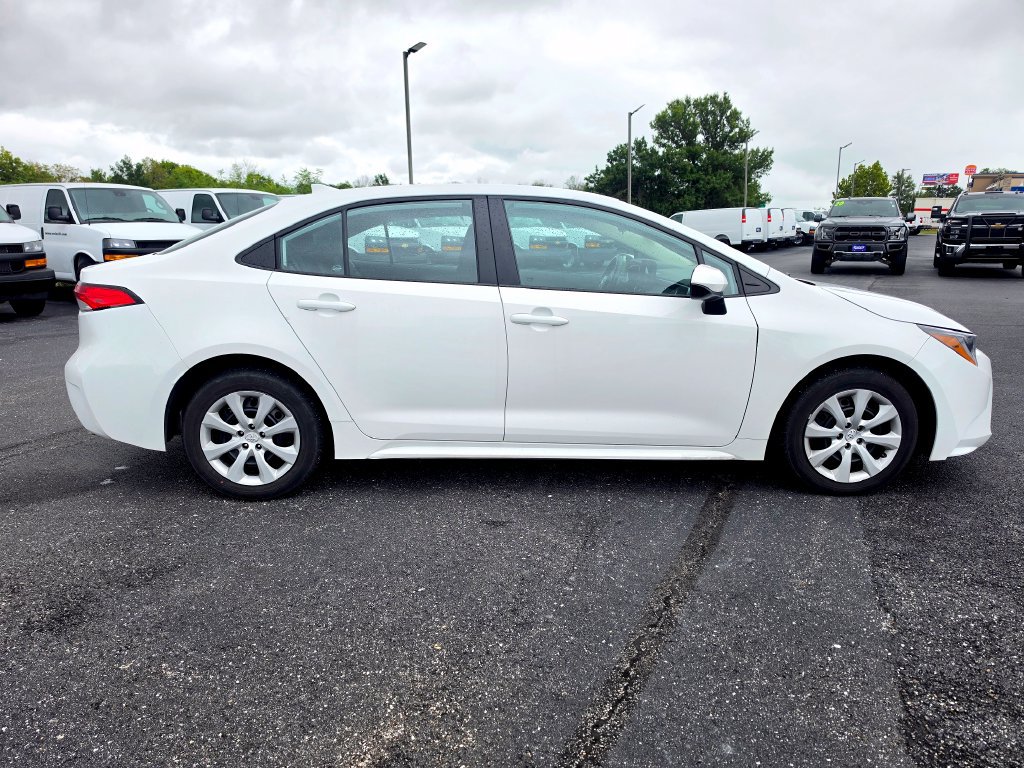 Used 2025 Toyota Corolla LE FWD image 8