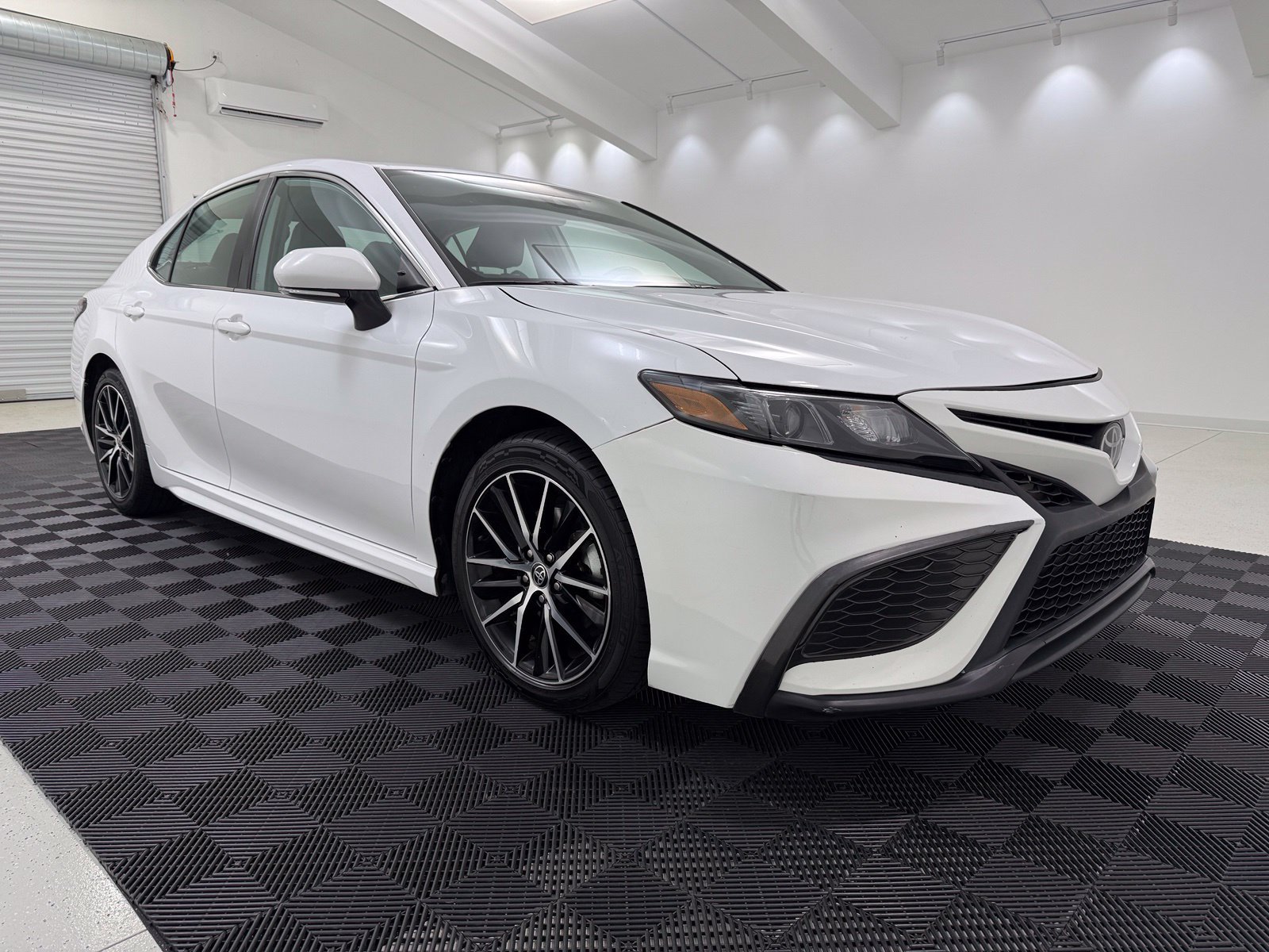 Used 2023 Toyota Camry SE FWD image 1