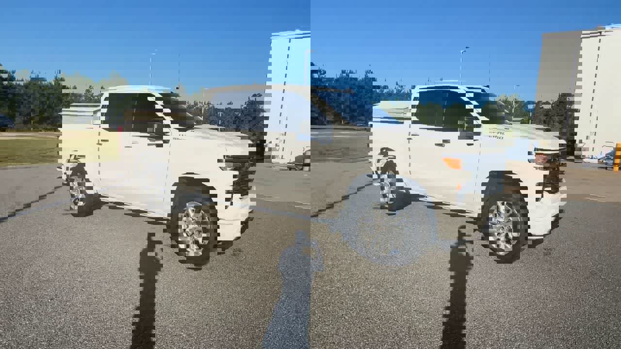 Used 2025 Chevrolet Silverado 1500 Custom image 2