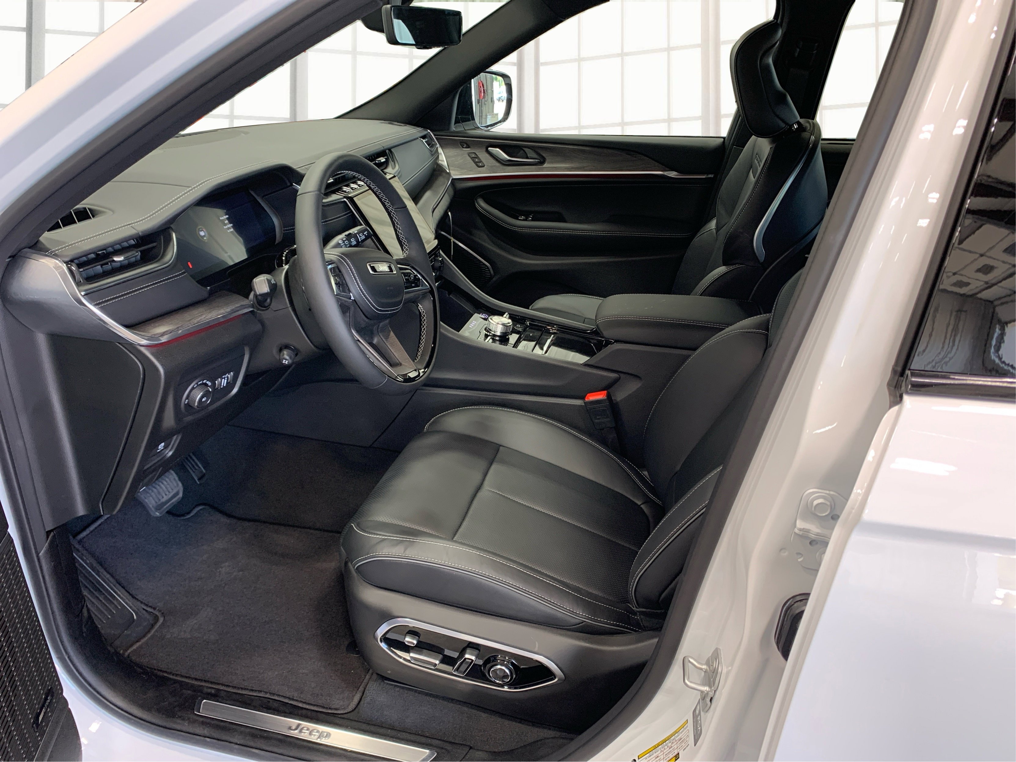 New 2025 Jeep Grand Cherokee Overland w/ Adv Protech Group III image 9