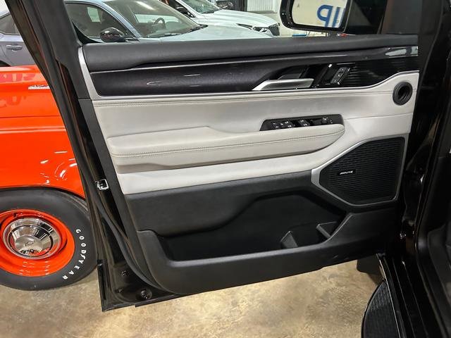 Used 2024 Jeep Wagoneer L 4WD w/ Premium Group I image 9