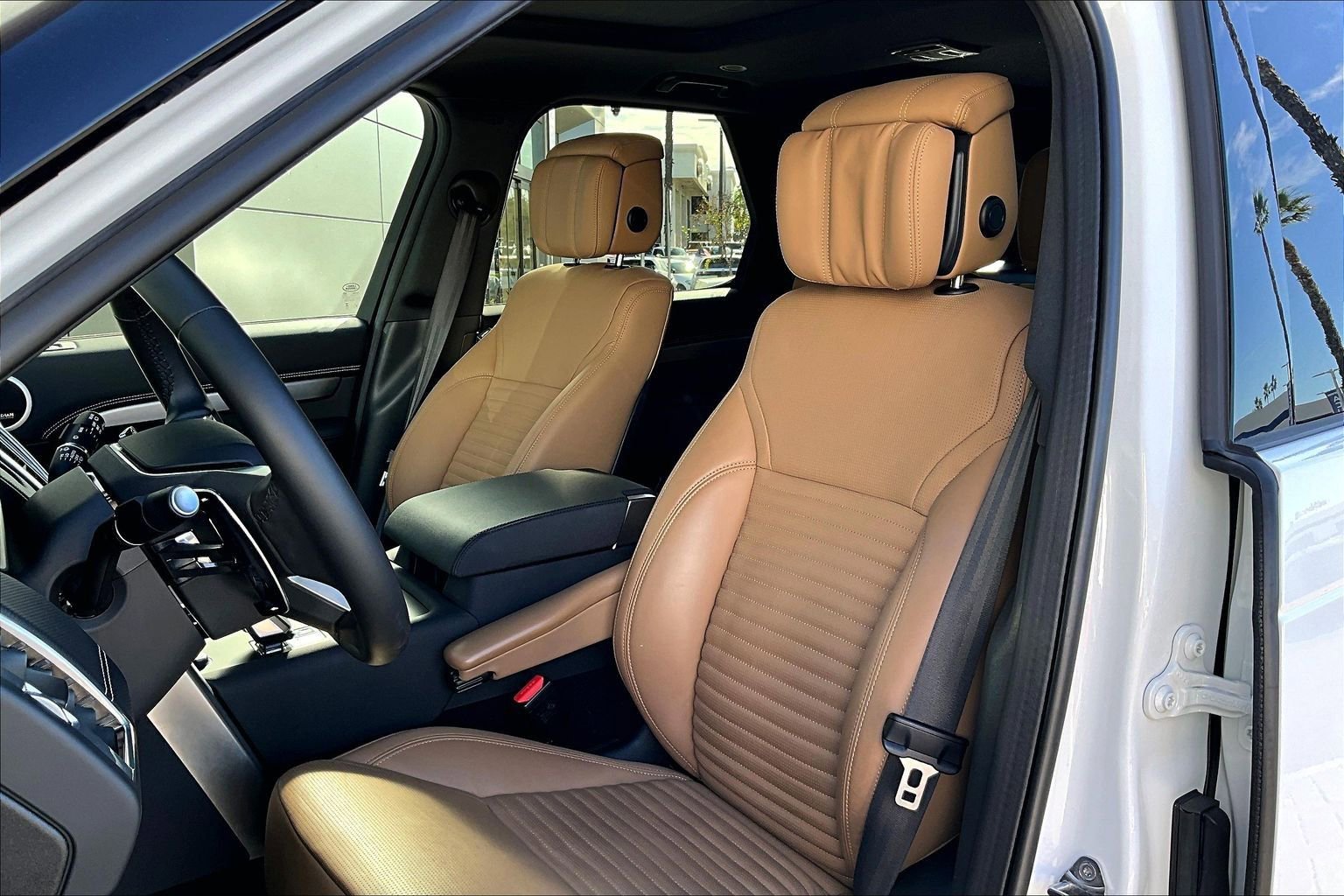 Used 2025 Land Rover Discovery Dynamic SE image 23